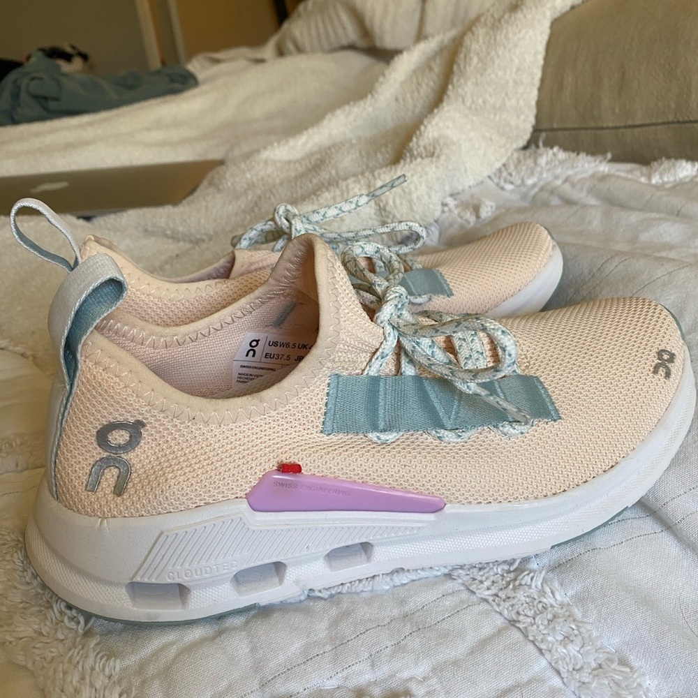 On Cloudeasy Sneakers size 6.5- like new!